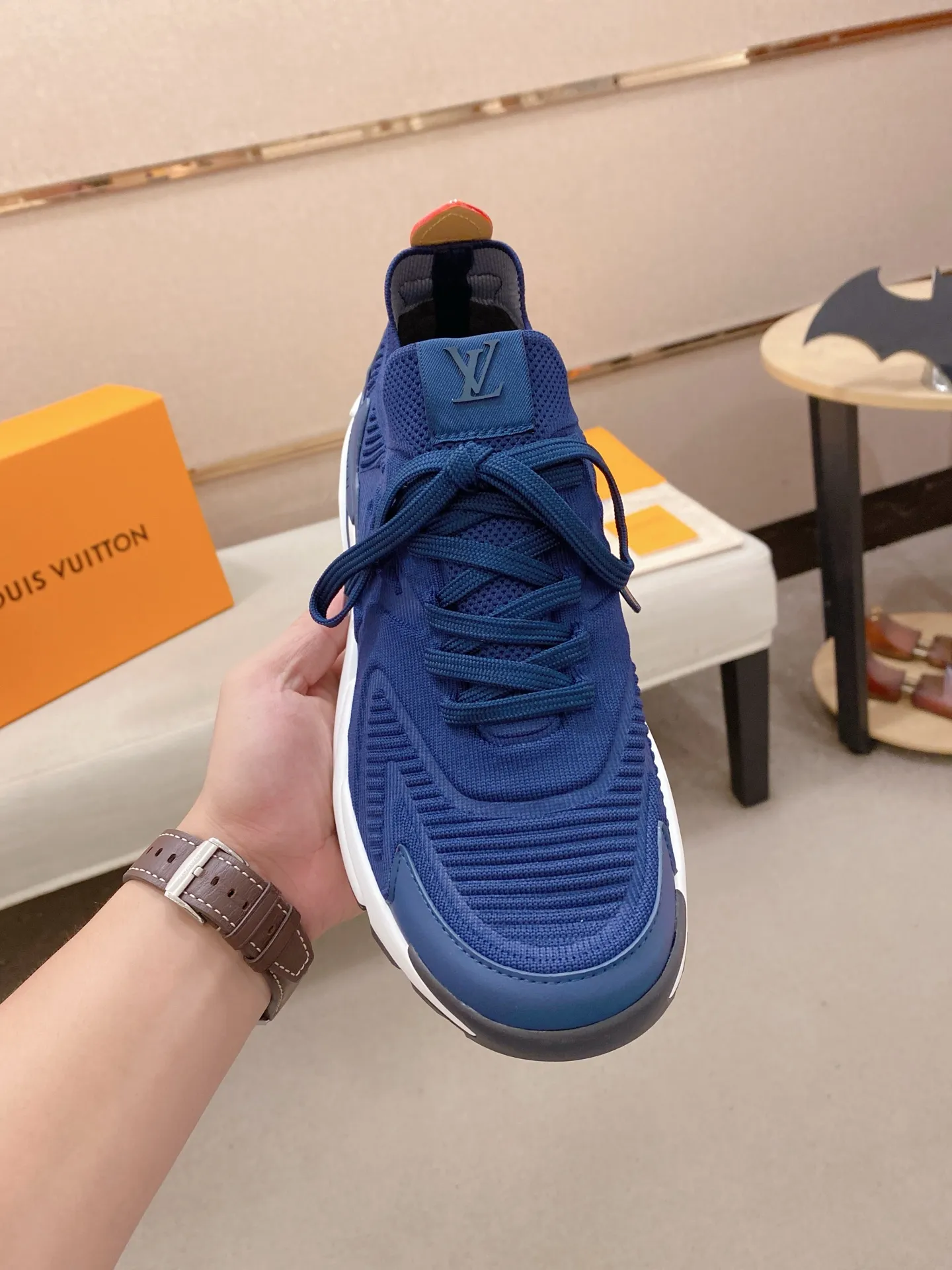 Men's Men's Shoes💰: 620💰The high version of the LV Runner Tatic sneakers are made of a whole piece of technical knitting to create an easy-to-take-on design, and are trimmed with cow leather to outline the upper. The LV logo on the side creates a dynamic feel among the textures, and the leather back strap is shaped like the handle fasteners in the Louis Vuitton leather goods collection. Mixed materials Laces Louis Vuitton accents Rubber outsole with Vuitton logo Size 39-44 Customizable 38.45.46